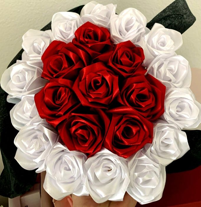 Aranjament lucrat manual din satin