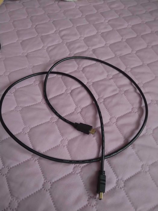 Безжични мишки за компютър, кабели и чинчове за стерео аудио и видео.