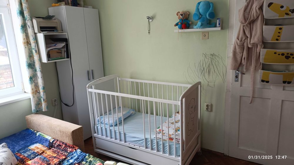 Детско легло кошара на колела от масивно дърво с матрак magniflex