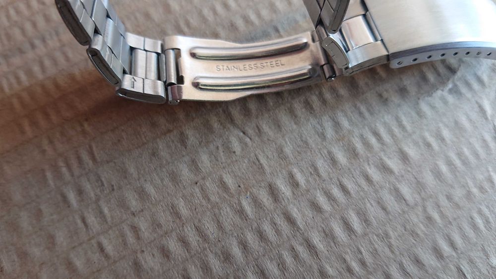 Голям масивен работещ кварцов часовник Valia 8252 .