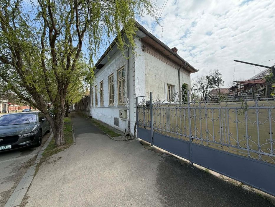 Casa de vanzare în zona semicentrala Craiova - teren 1658 mp