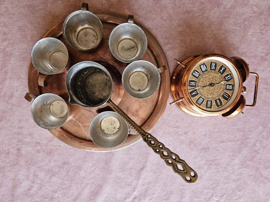 Меден поднос, чашки, джезве и часовник.