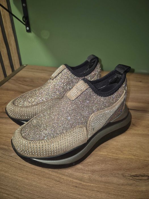 Дамски спортни обувки