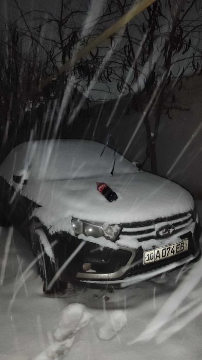 Lada vesta 1.8 mator full kapoti va eshikda kraska sepilgan