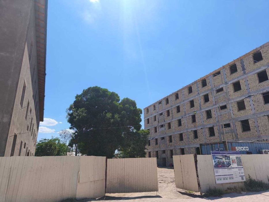 Продаются квартиры и магазины в центре Кагана вдоль дороги.