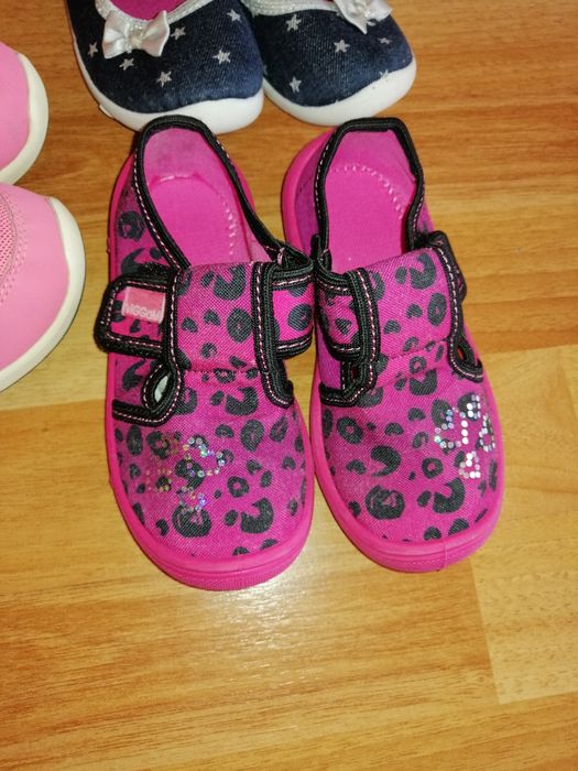 Различни размери маратонки и пантофки