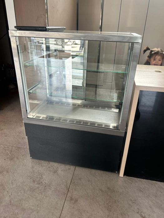 Продам витринный холодильник