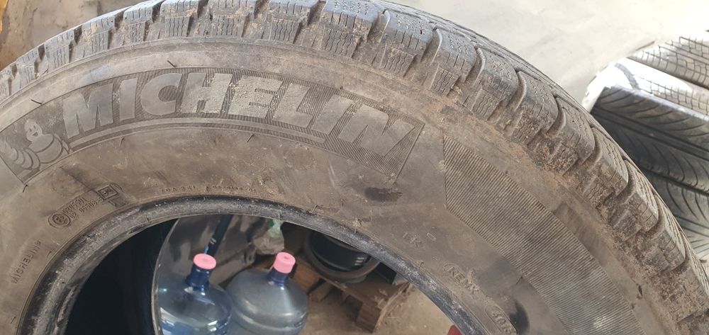 Гуми 4бр 235/70/16 - 1бр  - 35лв