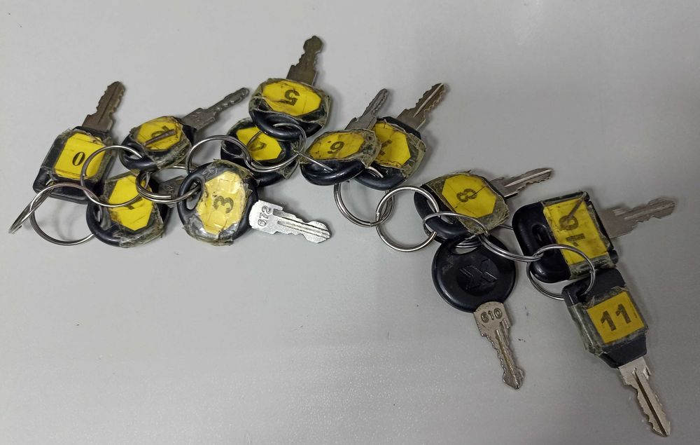 три витрины - стеллажа б/у. Продуманные, качественные, удобные