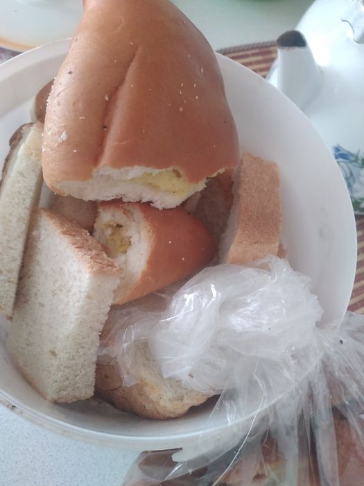 Для собаки  хлеб. Заберите.