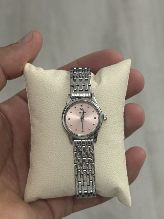 Ceas festina dama nou primit cadou
