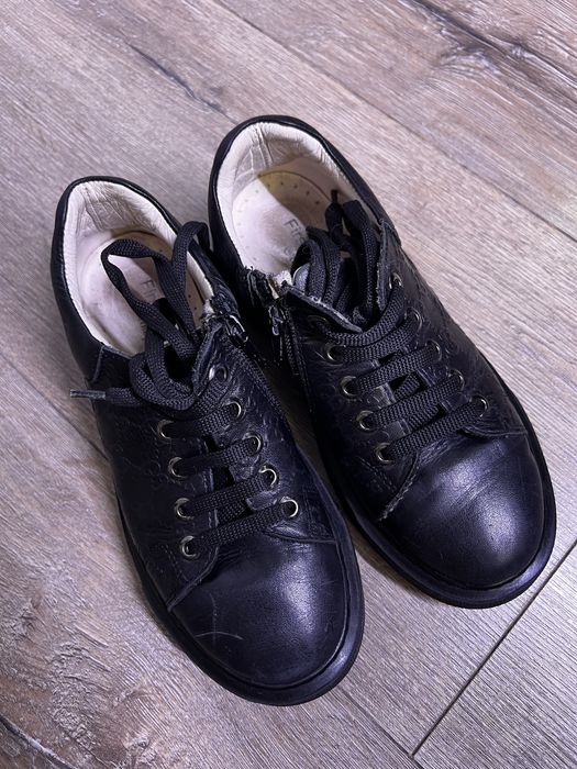 Продам кожаные ботинки на девочкк