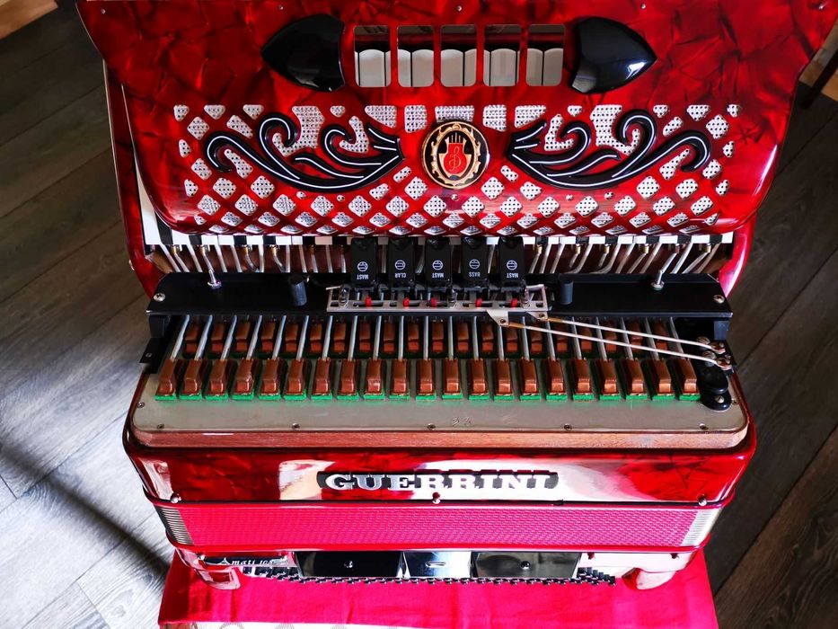Acordeon Guerrini Amati 108 , 120 Bași  1400 €