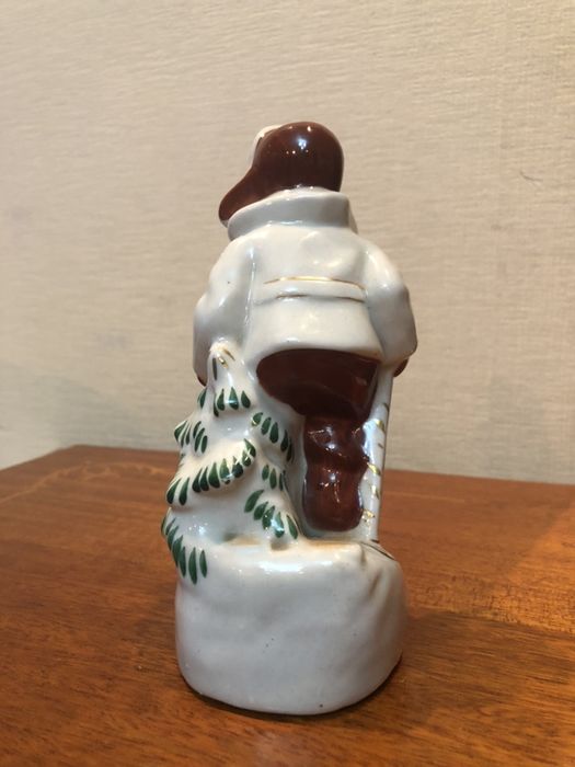 Статуетка мальчик на лыжах