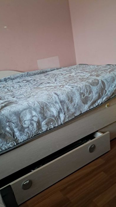 Pat de o persoana cu sertar si saltea suplimentara