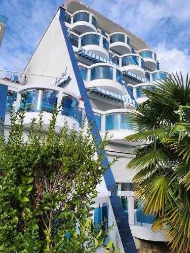 Тристаен апартамент с гледка море в централната част, Ниска такса