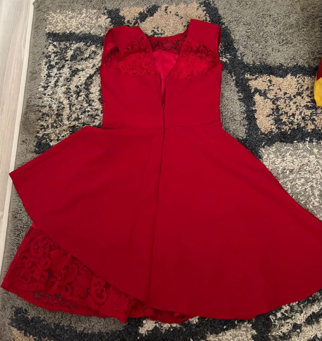 Елегантна червена рокля