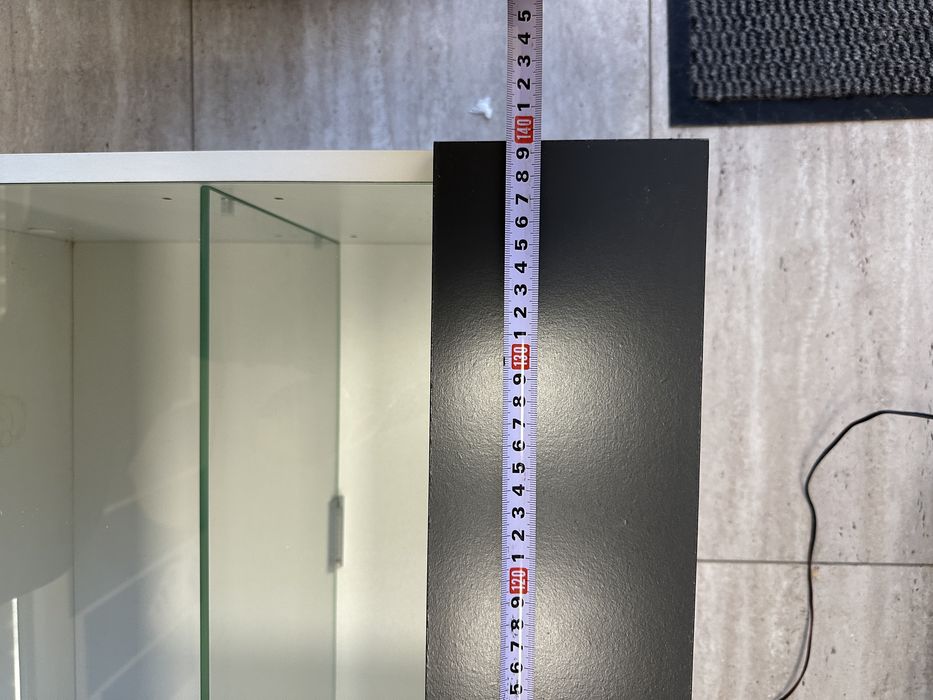 Витрина за стена с LED засветяване и шкаф с плътна врата