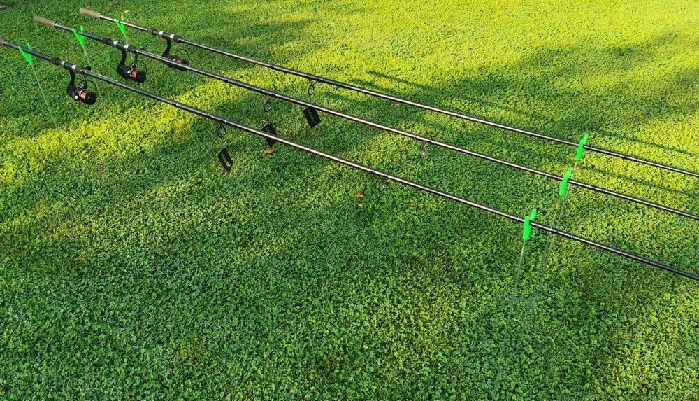 Комплект три шарански въдици с 6 лагера и влакна . НОВИ !