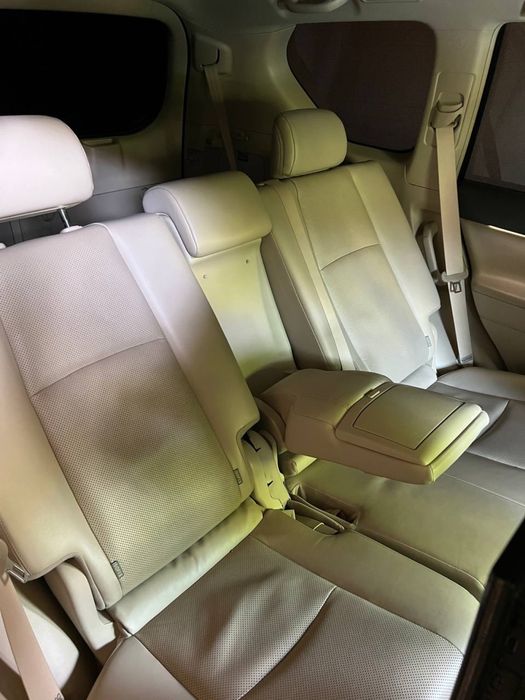 Водитель со своим авто Toyota Land Cruiser