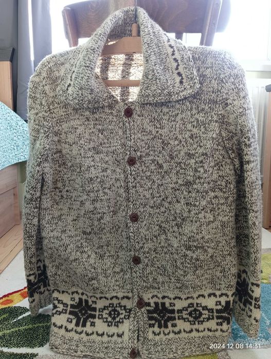 Ръчно плетена вълнена жилетка