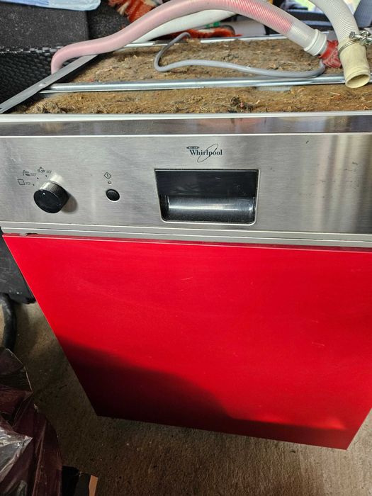 Продавам съдомиялна машина за вграждане Whirlpool  ADG 8315 IX