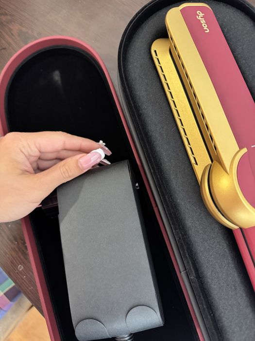 Dyson Airstrait, специална серия Red Velvet, заедно с кутията