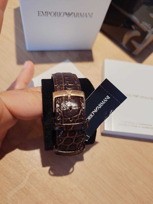 Ceas bărbați Emporio Armani auriu, cu bratara din piele maro nou, cu certificat de autenticitate si cutia originala