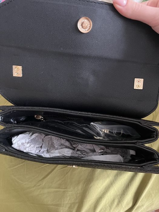 Чистонова чанта на Guess