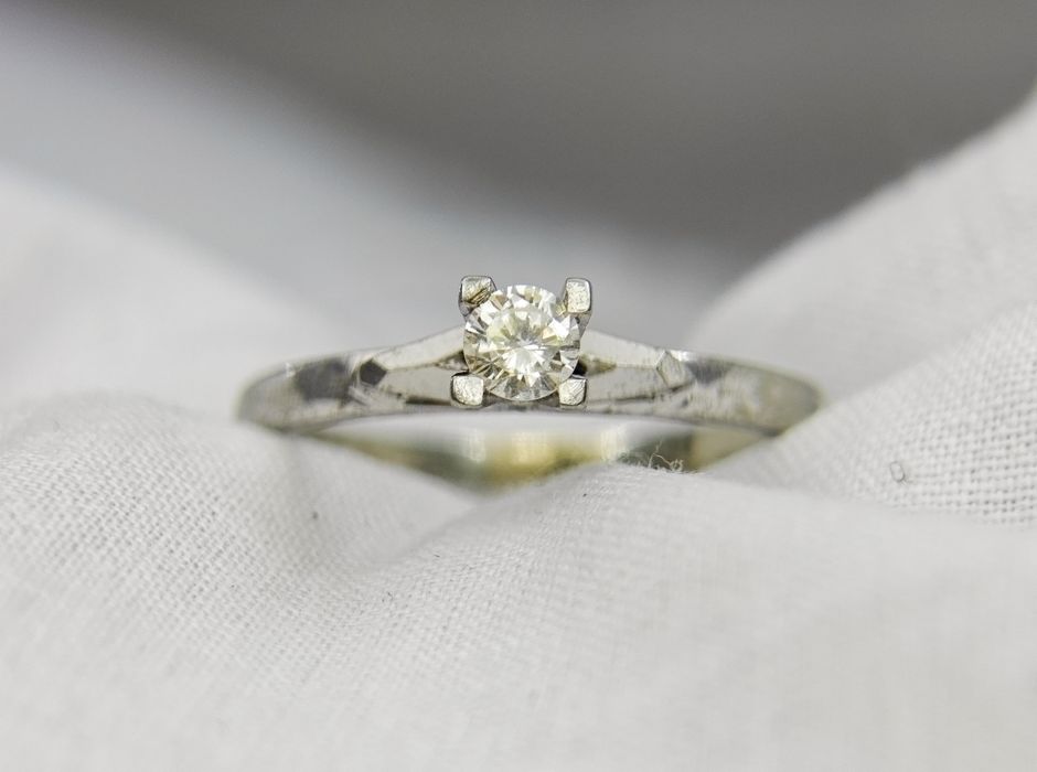 Пръстен от бяло злато с диамант