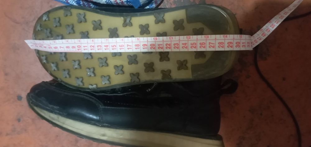 Продам мужские кроссовки