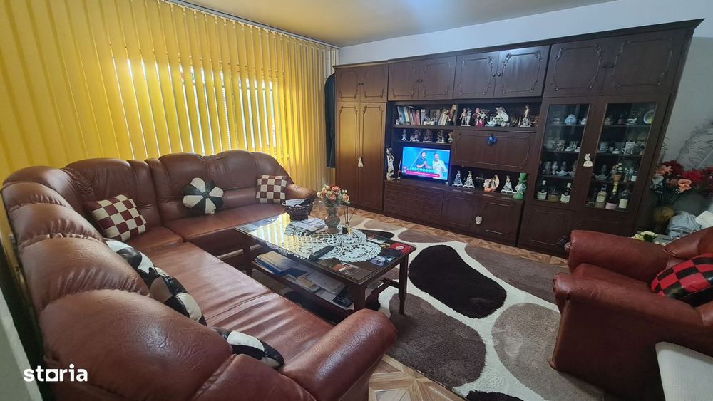 Apartament cu 3 camere de vânzare în Curtea de Argeș.