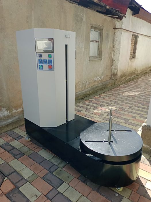 Оборудование для упаковки стричь пленкой автомат. Упаковка багажа