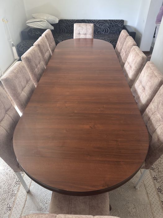 Стол с стулями .