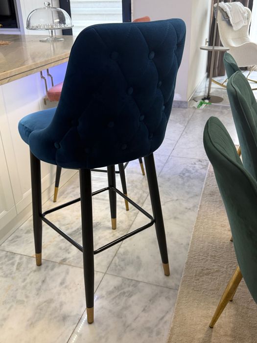 Бар стол от кадифе с метални крака