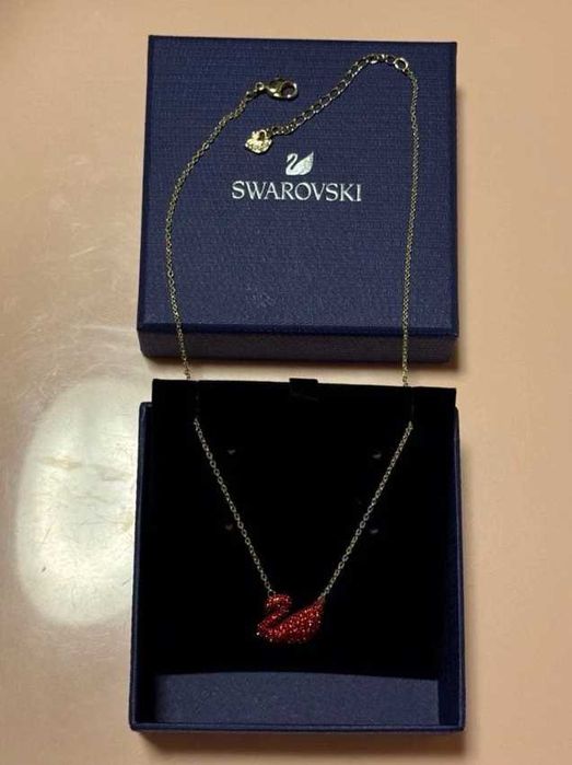 Lănțișor Swarovski Swan / Lebădă Roșie - nou, în cutie
