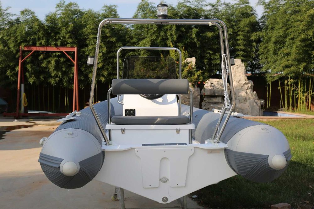 Надуваема лодка RIB-430 ProMarine с колесар Venitrailers
