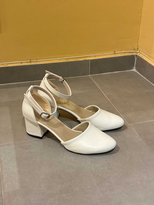 Дамски бели обувки на ток TOLGSHOES