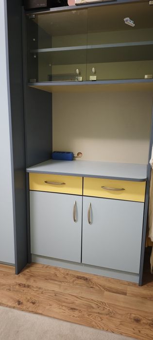 Шкаф с витрина и чекмеджета