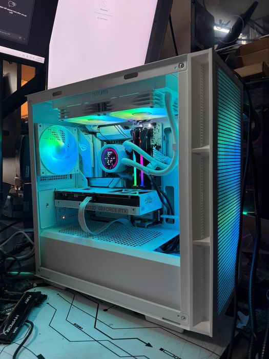 PC Gaming Core Ultra 7 265KF / RTX 5060 Ti 16GB / 32GB DDR5 / 2TB SSD – Tematica Alba – Garantie 12 luni