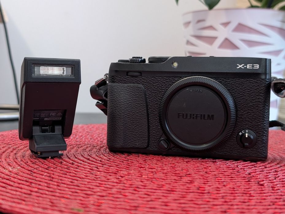Body mirorless Fujifilm X-E3 + blitz impecabil