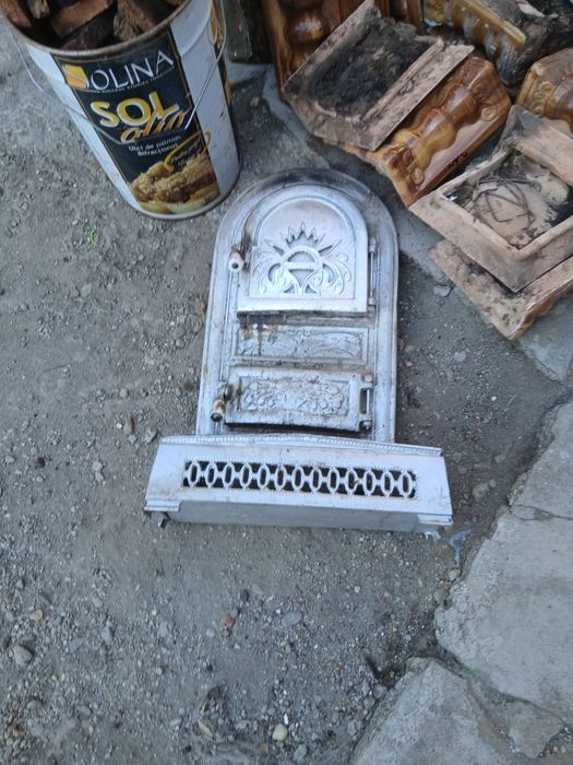 Ușă de fontă  cu cenușar