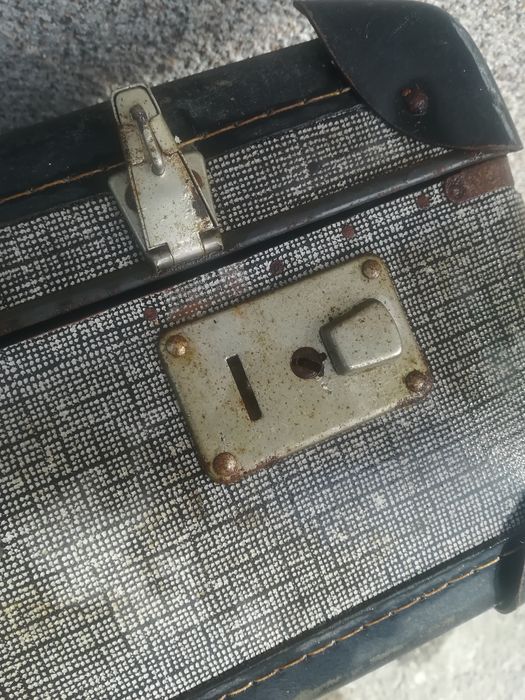 Ретро куфар за реставрация няма либстващи елементи