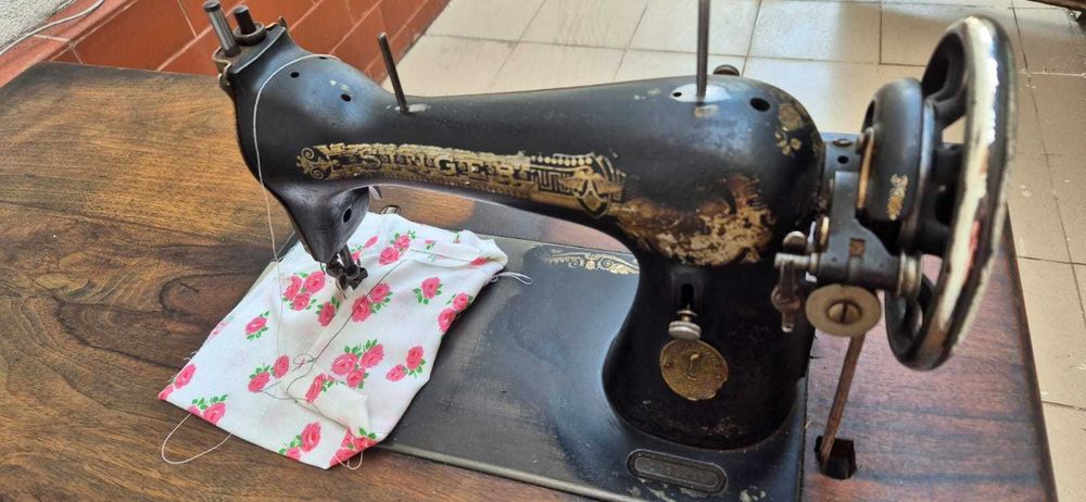 Masina de cusut Singer - Functioneaza, in stare buna