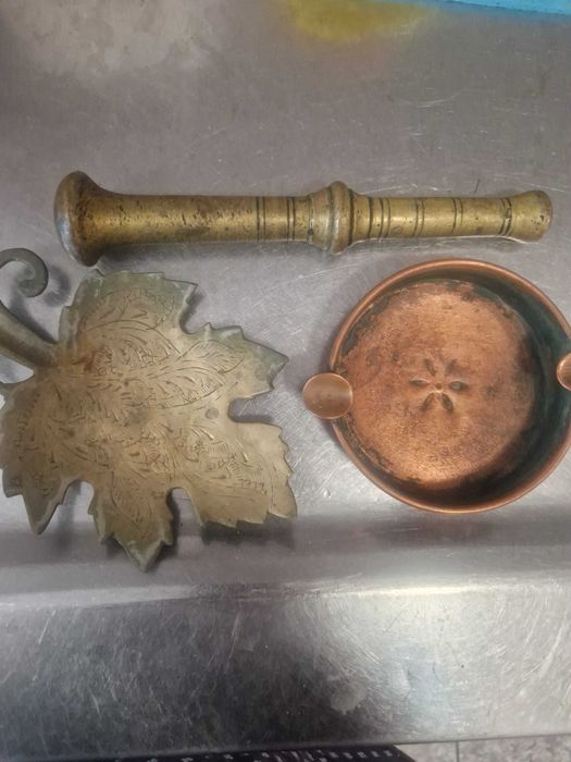 Медни пепелници и чуканче