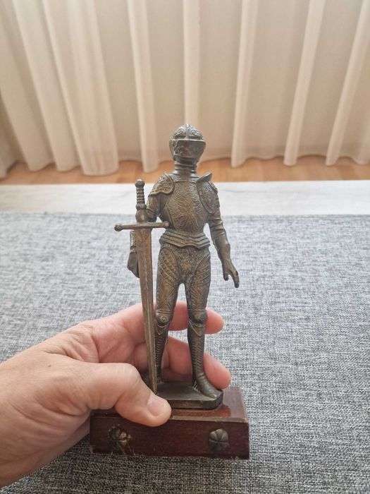 Статуетка на рицар