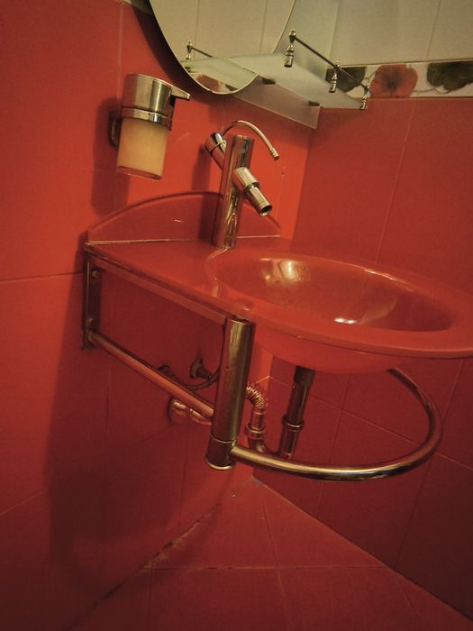 Запазени стъклен умивалник и огледало