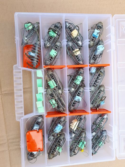 Navomodel plantat cu 2 cuve, forfații, ace crap, mincioc.