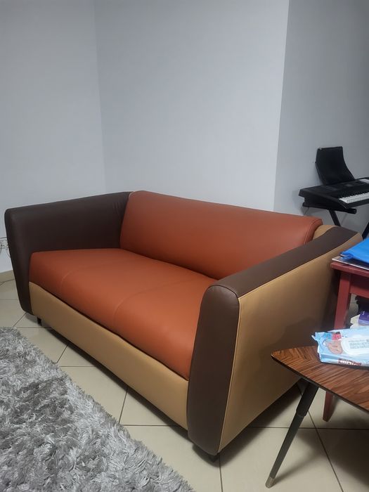 Vand set 2 canapele din piele naturala, foarte putin folosite