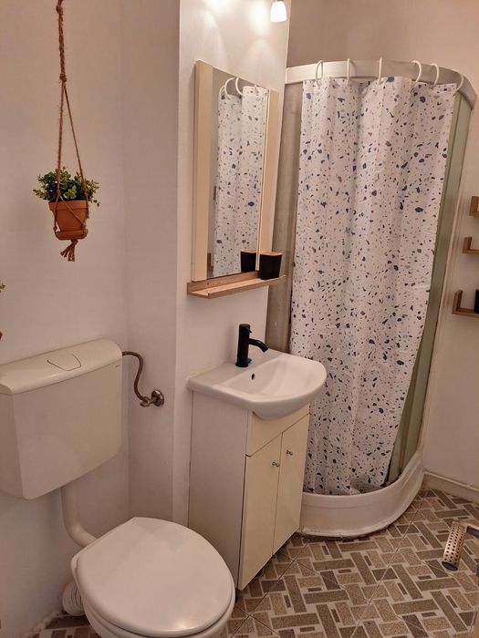 Închiriez garsoniera